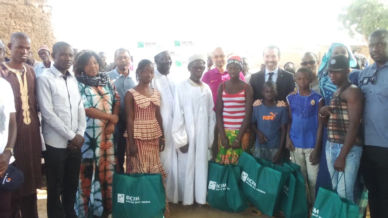 RSE : La  BICIM appuie les élèves du village de Mouzoun avec un don de 565 kits solaires